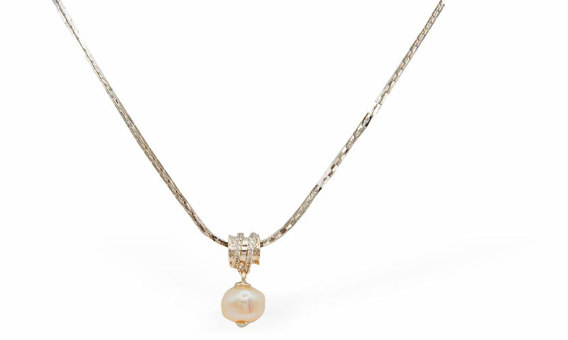 Box Chain Necklace with Delicate Pearl Drop, Silver Coloured
Hypoallergenic: Nickel, Lead and Cadmium Free

Colour:&nbsp;Silver Coloured
Chain:&nbsp;Rhodium Plated, 18"&nbsp;
Delivered in a soft, black, velveteen pouch