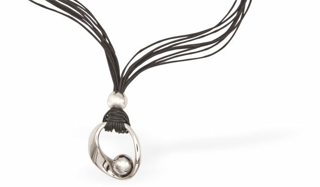 PVD Rope Pendant, Extendable
Hollow Silver Coloured Drop and Silver Coloured Ball
Hypoallergenic: Nickel, Lead and Cadmium Free

Delivered in a soft, black, velveteen pouch