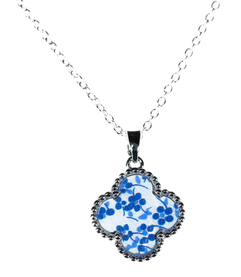 Enjoy designer quality at an affordable price with our Stainless Steel Framed Four Leaf Clover Necklace with blue floral detailing. This trending style lucky 4 leaf clover pendant is the perfect gift for women. Matching earrings are available separately.

The pendant is 15mm x 15mm. The chain is 40cm with an additional 5cm extension. Colour is blue and white.


See matching earrings MP99

Delivered in a soft, grey, velveteen pouch.&nbsp;
