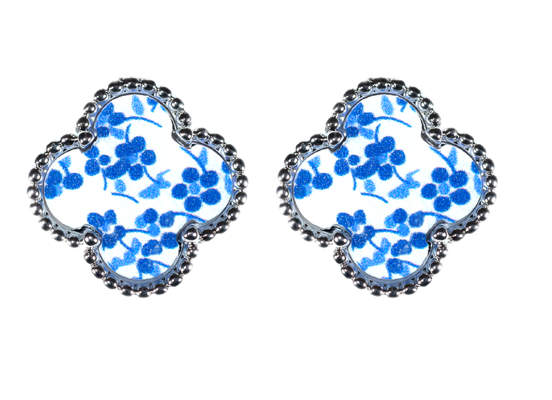 Enjoy designer quality at an affordable price with our silver coloured Blue Floral Four Leaf Clover Stud Earrings. These trending style lucky 4 leaf clover earrings are the perfect gift for women. Matching necklace and bracelet are available separately.

Made from stainless steel. The studs are 13mm x 13mm. Colours are blue floral and silver. See matching necklace MP98