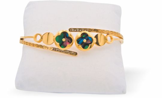 Special PVD Golden Coloured Bangle Bracelet with Central Clovers.
Hypoallergenic; Free from cadmium, lead and nickel
Clovers - 20mm in size
Colour: Golden and Multi Colour
Delivered in a soft, black, velveteen pouch