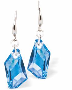 Silver Coloured Drop Earrings with Blue Avant Garde Chunky Crystal Drops
Crystal Drops are 16mm in size
Colour:&nbsp;Aquamarine Blue
Rhodium Plated Ear-wires
Delivered in a soft, black, velveteen pouch